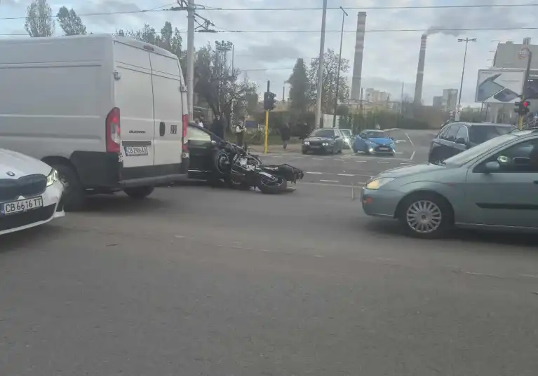 70 г. шофьор помете млад моторист в София, хвърчат линейки Снимки