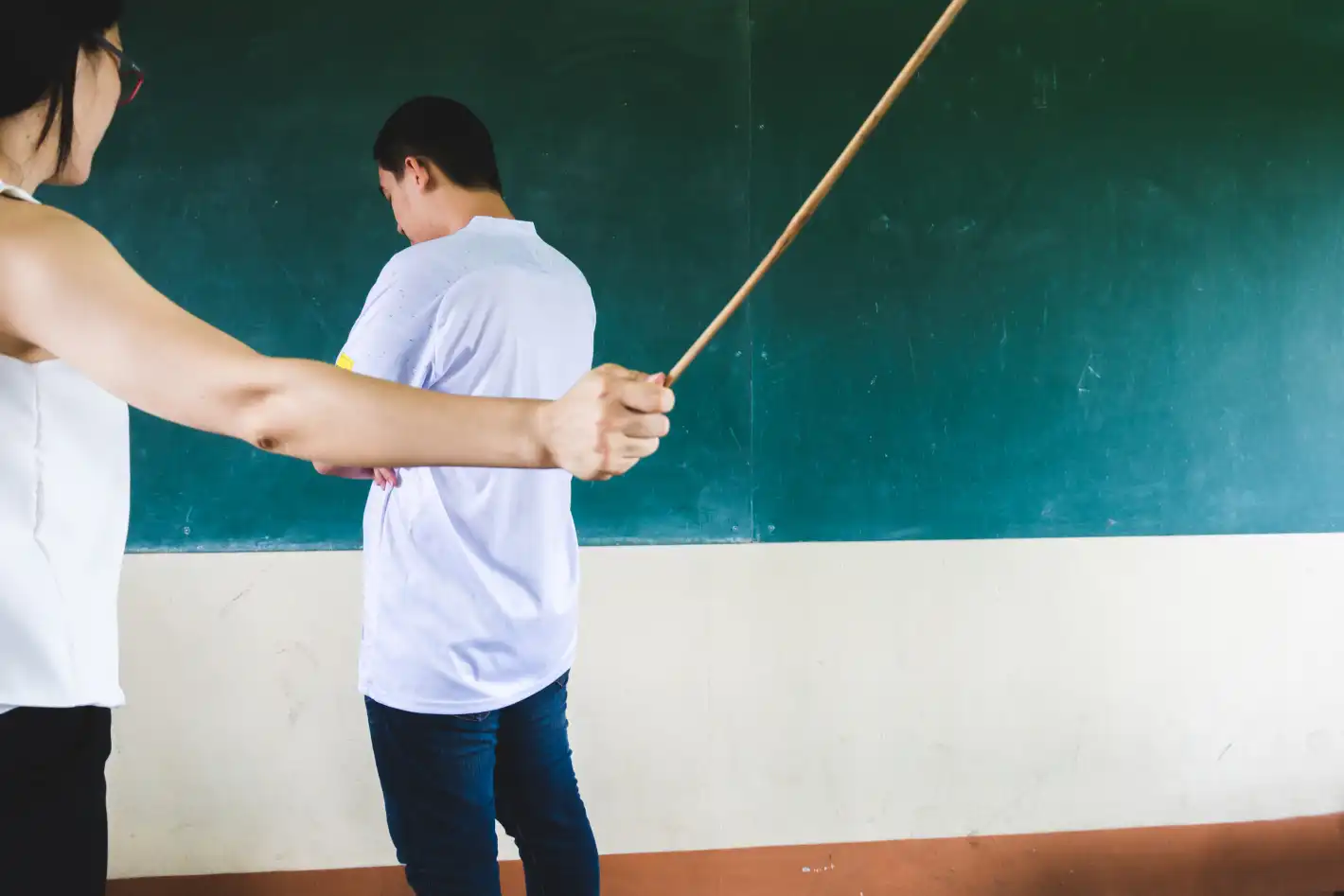 Държава въведе бой с пръчка за измамници