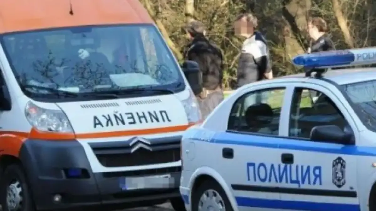 Бус натресе кола в голямо наше село, има пострадал