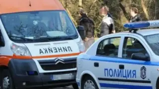 Бус натресе кола в голямо наше село, има пострадал