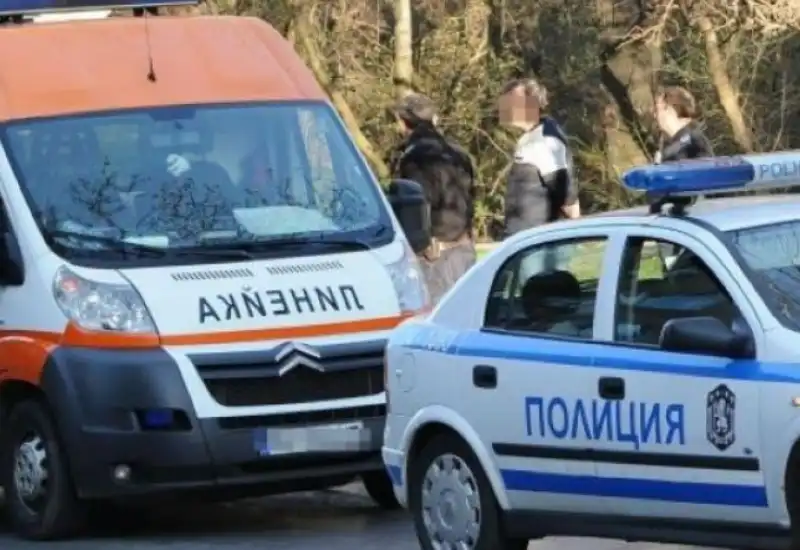 Бус натресе кола в голямо наше село, има пострадал