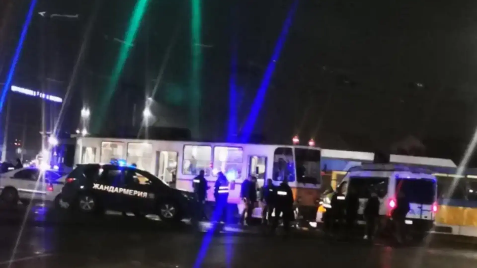 Първо в БЛИЦ! Жесток удар край Централна гара в София, два трамвая размазаха... Снимки