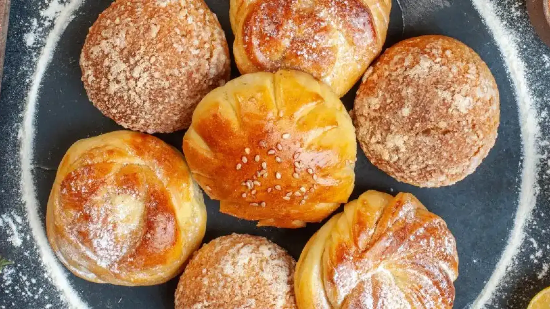 Няма наяждане с тези домашни пълнени питки с лук и кайма!