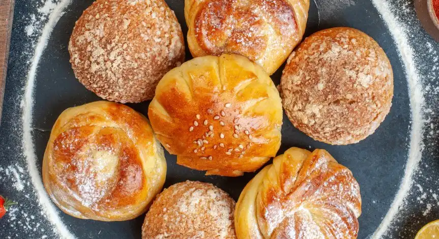 Няма наяждане с тези домашни пълнени питки с лук и кайма!