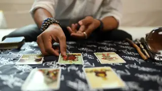 Масовото вярване в ясновидки и гадания на българите - червена лампа за...