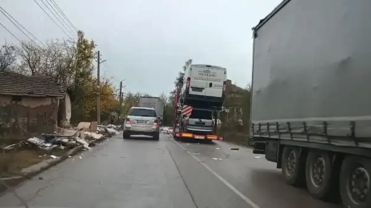 Меле с камиони в Монтанско в ранни зори блокира движението на ключов път Снимки