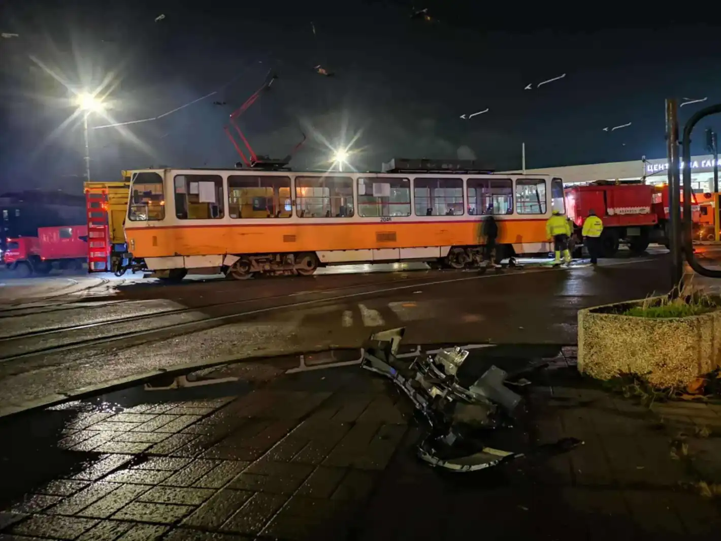 Ново 20 за ада с трамваи и бус край Централна гара в София, оказа се, че... Снимки
