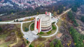 Грозна работа! Цяла България се чуди как е възможно такова нещо над Панорамата в Плевен Снимки