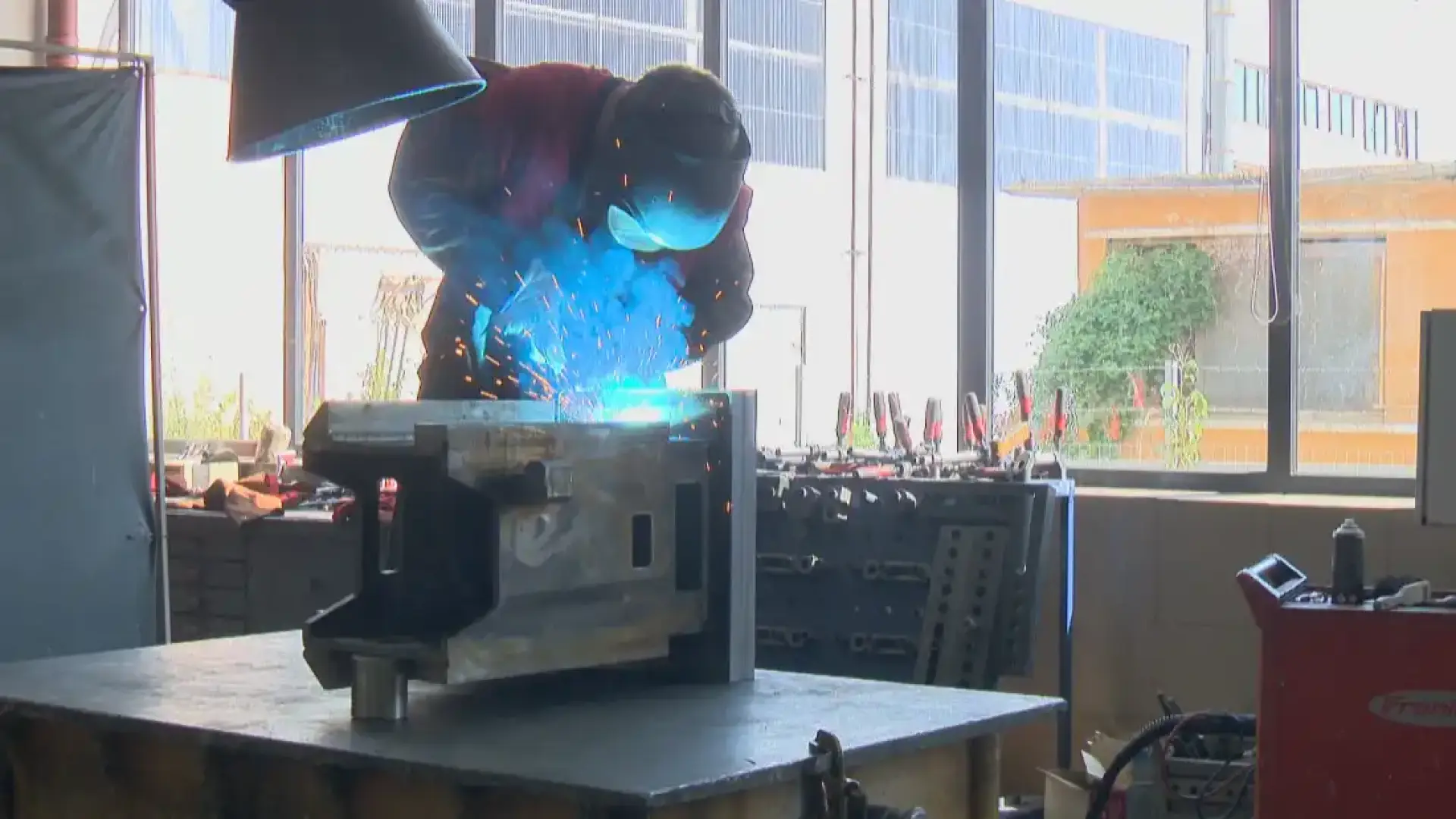 Все по-малко млади хора у нас избират професиите "шлосер" и "стругар"