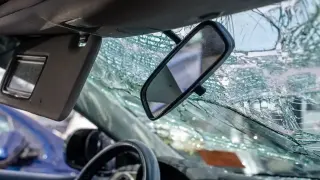 Младеж заспа зад волана и се заби челно в автобус в Бургас