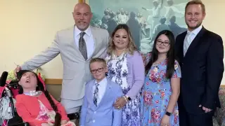 Момиче „чудо“, родено без мозък, навърши 20 години