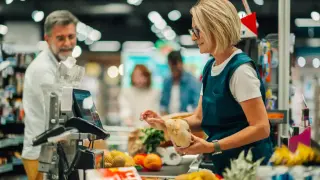 Куриози с еврото: Клиенти масово се освобождават от стотинките си, търговци въведоха лимит