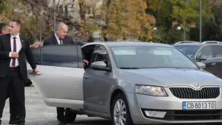 Скандал! Радев бил селянин, който "посреща" гостите с колата на жена си, която срещнал, когато била непълнолетна и я...