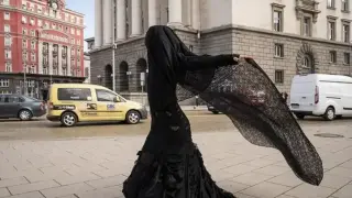 Мистериозна жена в черно обра погледите на столичани Снимки