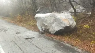 Внимание! Камъни и дупки превърнаха пътя за Околчица във фронтова линия Видео