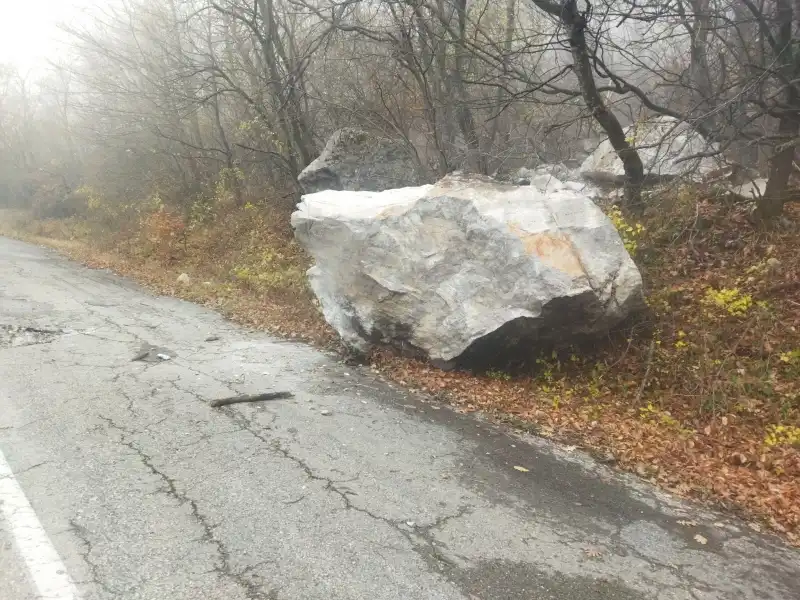 Внимание! Камъни и дупки превърнаха пътя за Околчица във фронтова линия Видео
