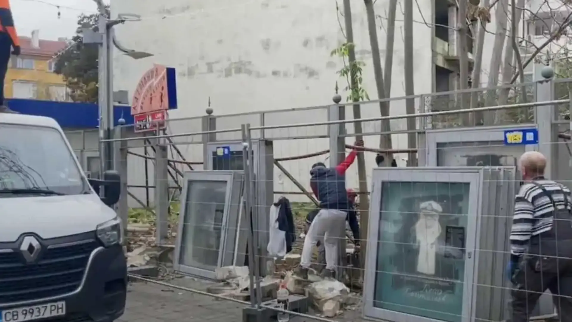 Бургазлии откачиха от този фейк на пъпа на града Видео