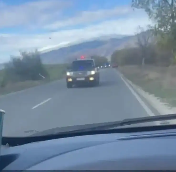 Скандално Видео! Кортеж със сини лампи фучи бясно в насрещното край Пловдив