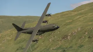 Натовски военен самолет се разби в Грузия и избухна в черен дим Видео
