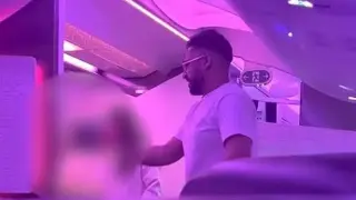 Милионер с две съпруги заплаши с групово изнасилване и подпалване на стюардеса - какво му се случи