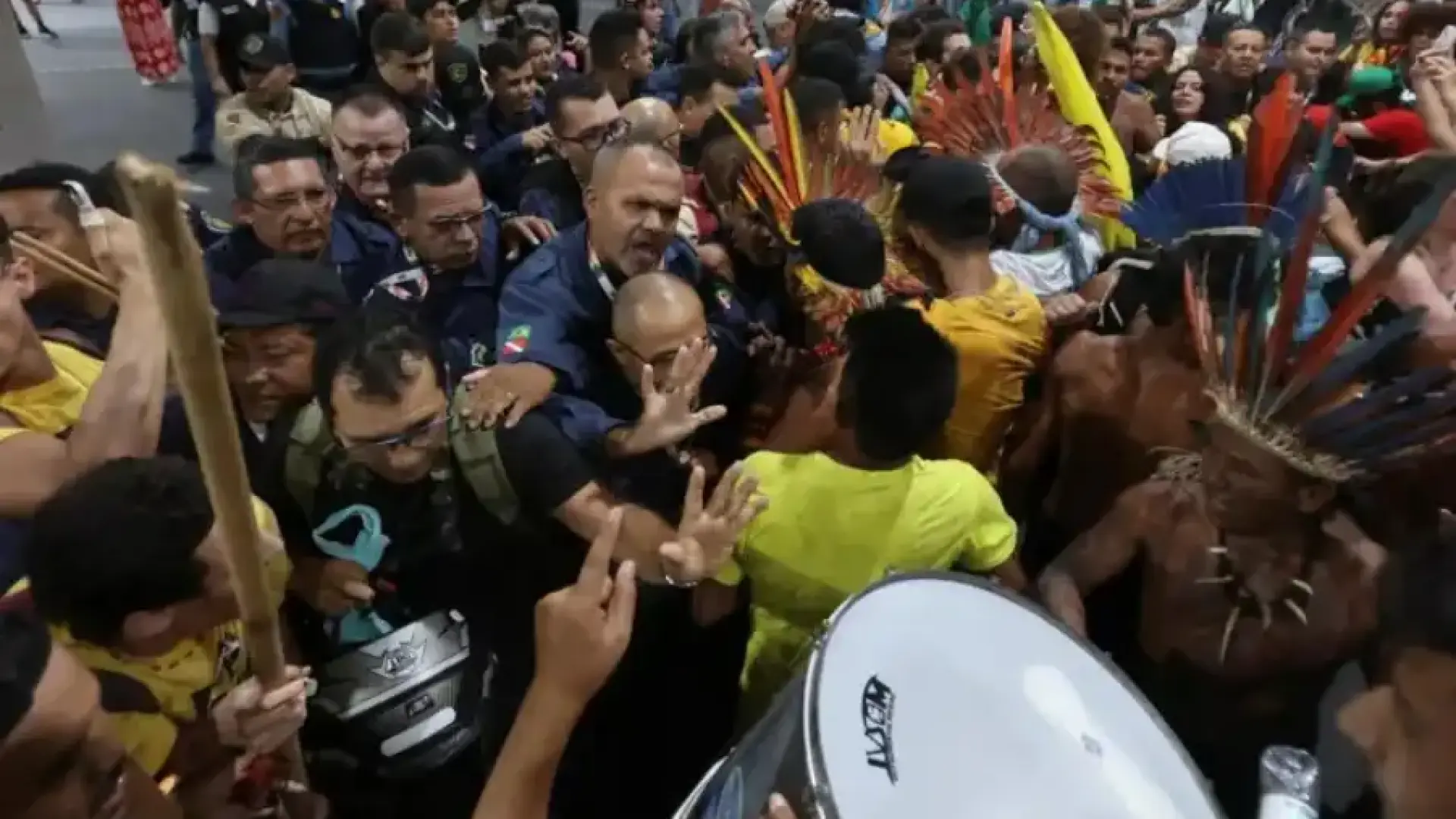 Сблъсъци: Протестиращи нахлуха на климатичната конференция на ООН Видео