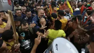 Сблъсъци: Протестиращи нахлуха на климатичната конференция на ООН Видео