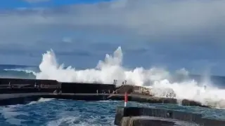 Туристи бяха отнесени от гигантска вълна Видео