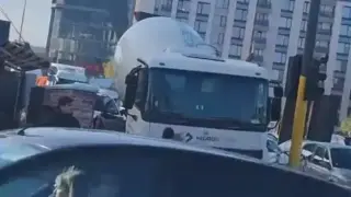 Меле с бетоновоз в София! Всички се чудят на шофьора Видео