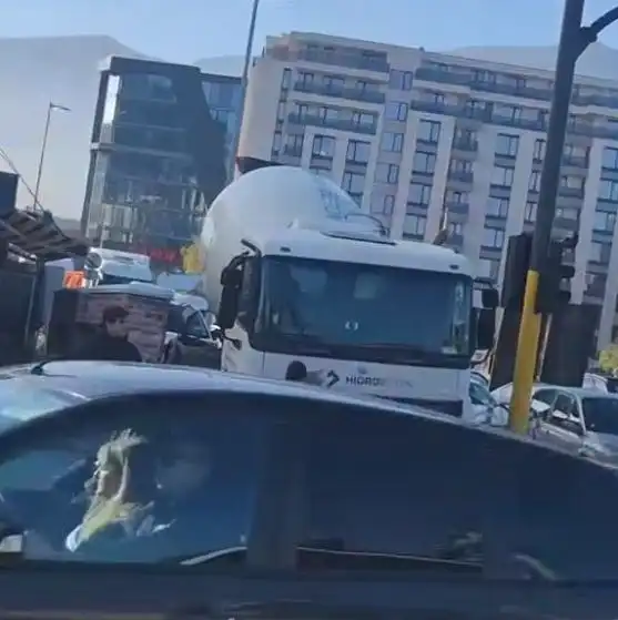 Меле с бетоновоз в София! Всички се чудят на шофьора Видео