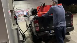 Паника във Враца! Шофьори обсадиха бензиностанция на „Лукойл“, зареждат зверски количества гориво Снимки