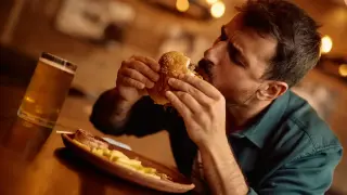 Млад мъж бере душа в Гърция, след като се опитал да глътне цял бургер