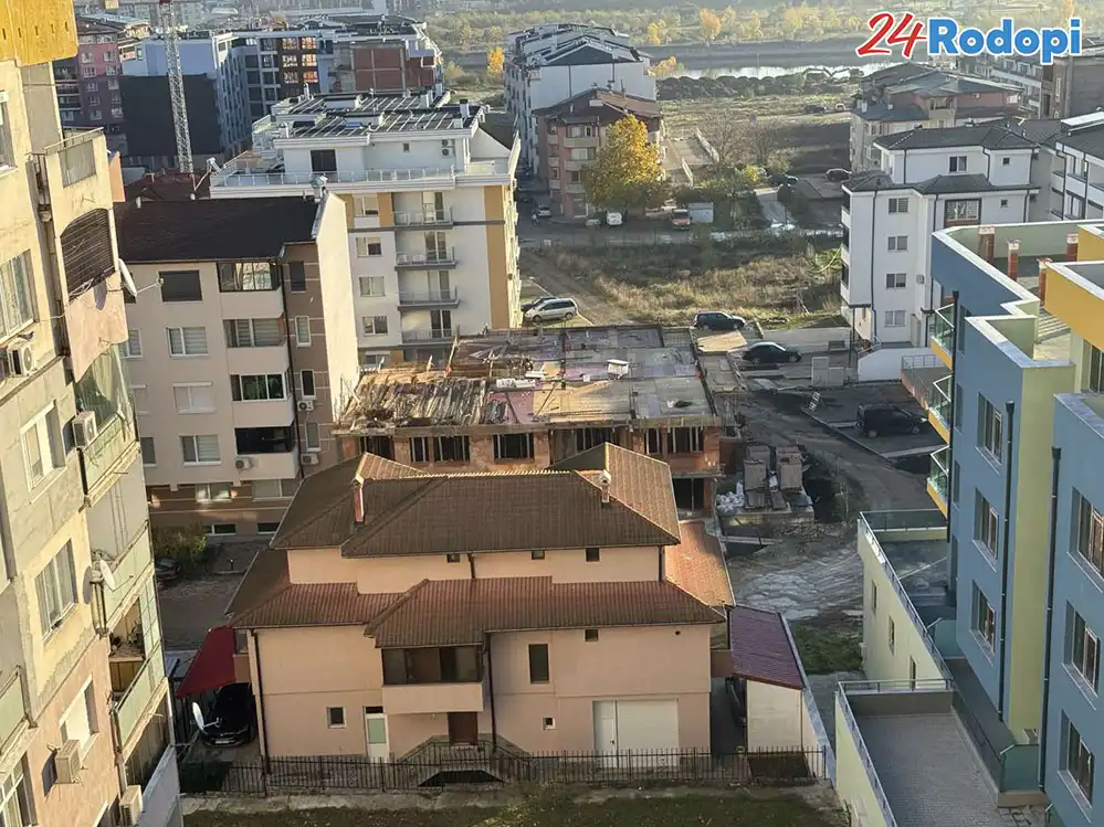 "Без въздух": Къща във "Възрожденци" изчезна сред 6 блока, Кърджали гони рекорд
