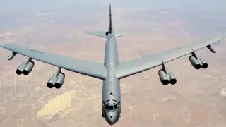 Новата ядрена ракета на САЩ за първи път във въздуха: B-52H заснет с прототип на AGM-181 LRSO Снимка