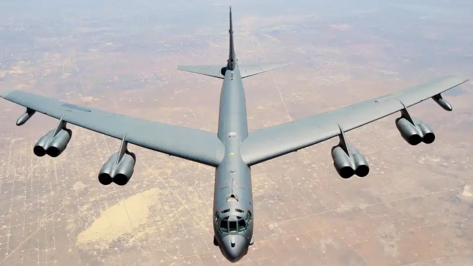 Новата ядрена ракета на САЩ за първи път във въздуха: B-52H заснет с прототип на AGM-181 LRSO Снимка