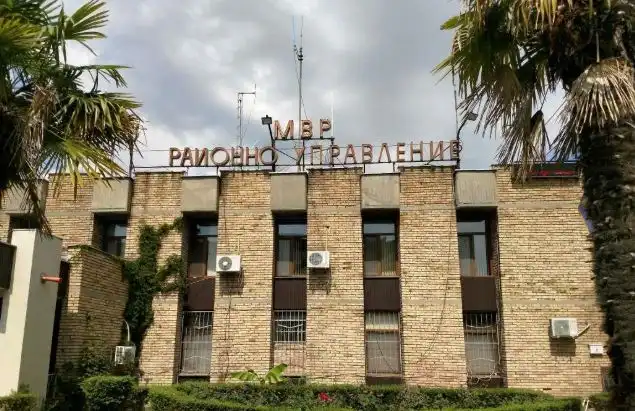 Тоалетната в полицията на най-богатата община потресе България Снимка