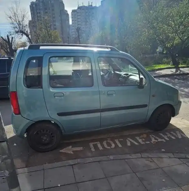 Водач с мъничка кола скри шапката на всички с паркиране Снимки
