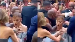Шокиращи кадри! Нападнаха Ариана Гранде на премиера, агресорът е известен психар