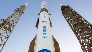 Компанията на Безос изстреля огромната си ракета, висока колкото 32-етажна сграда Видео