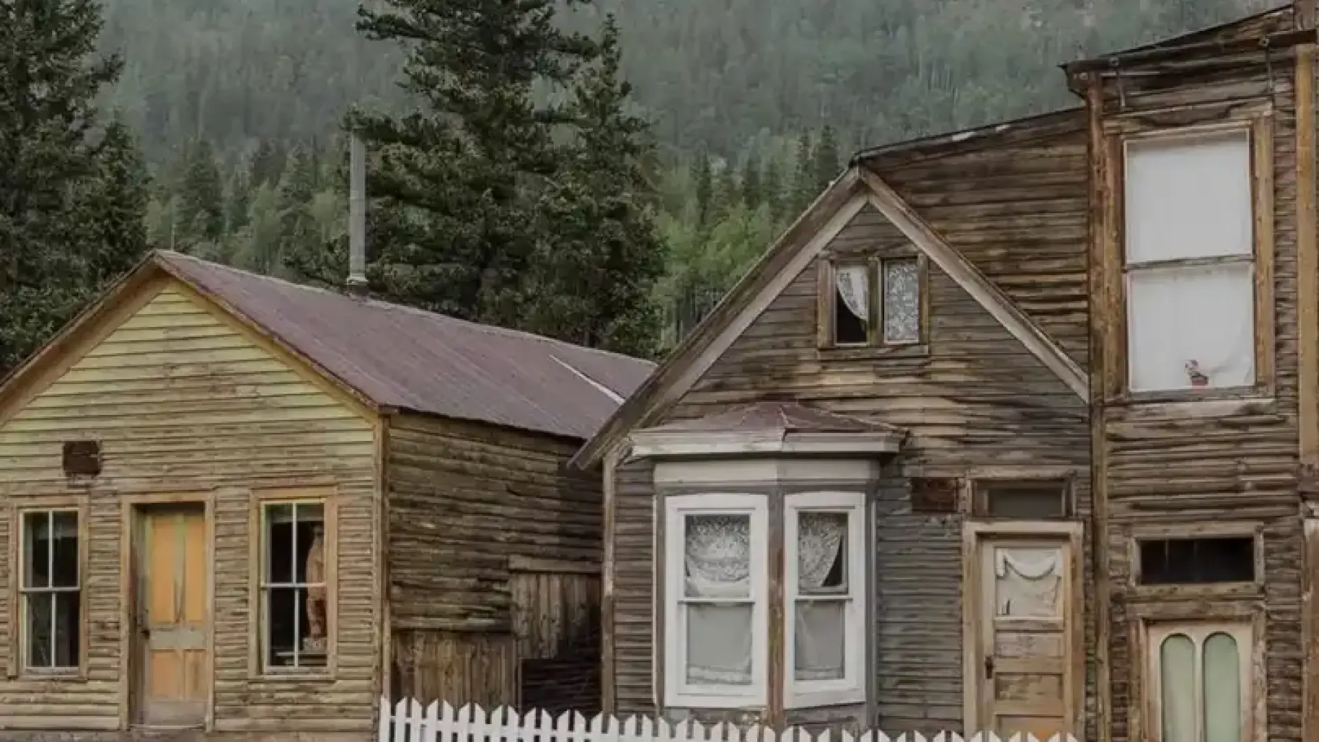 Селище, сякаш излязло от филм на ужасите: прокълнато, изоставено и забранено за посетители Видео