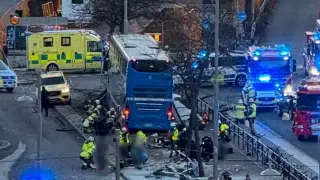 Автобус се вряза в опашка от хора в центъра на Стокхолм, има загинали