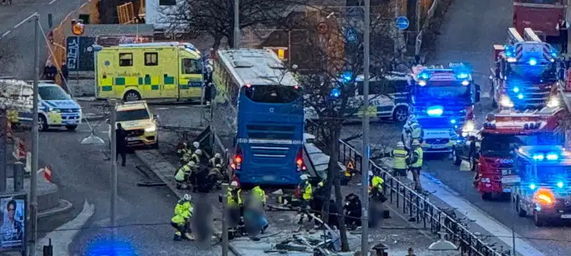 Автобус се вряза в опашка от хора в центъра на Стокхолм, има загинали