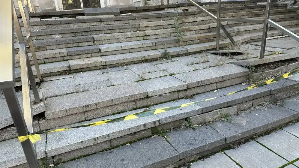 Столична болница пропада, две сгради потъват Снимки