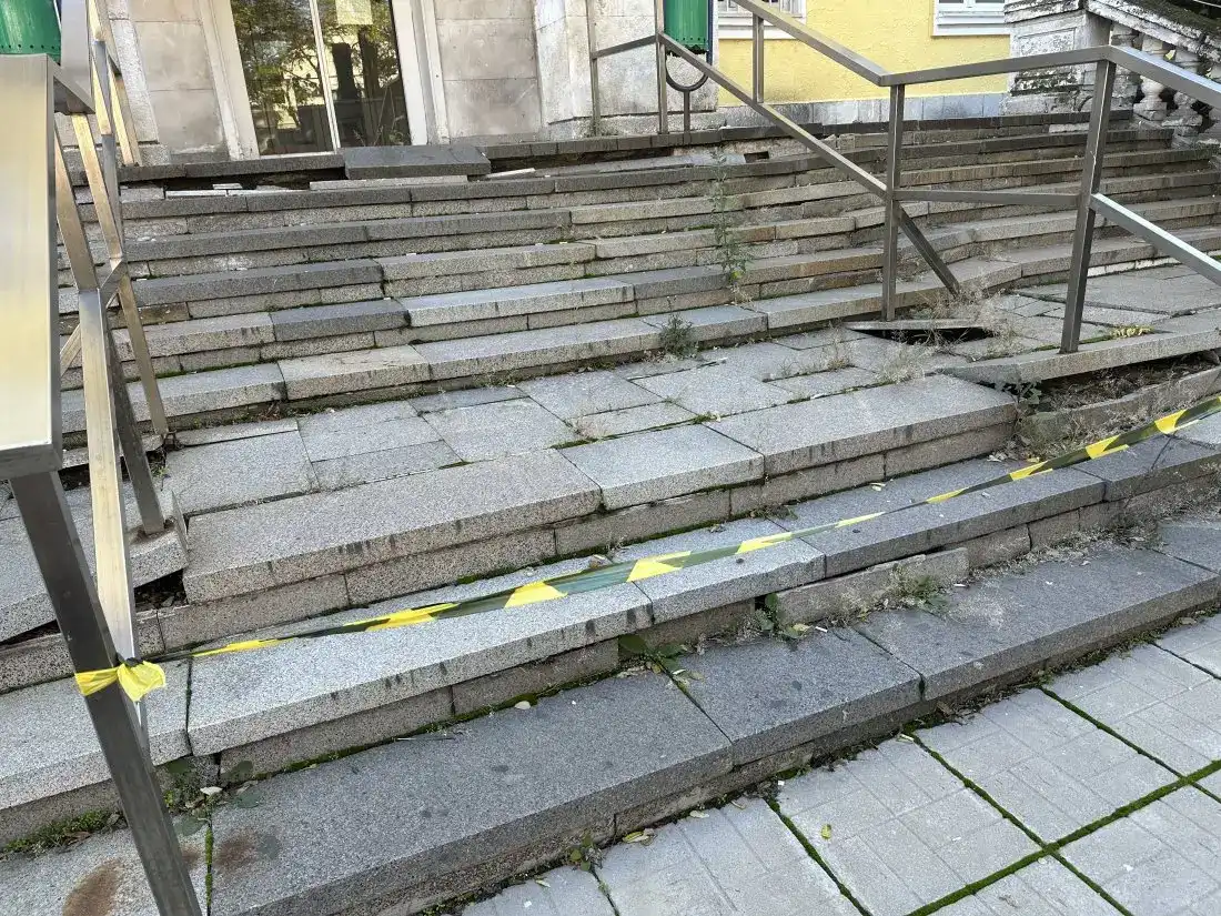 Столична болница пропада, две сгради потъват Снимки