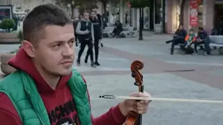 Уличен музикант прецака нагли измамници на пъпа на Пловдив