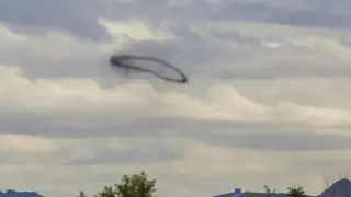 Зловещ знак? Мистериозен черен пръстен се появи над „Дисниленд“ Видео