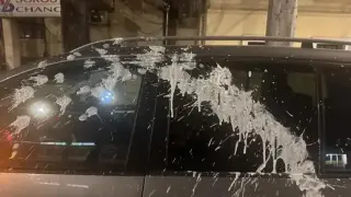 Столични пикли поляха човек с кисело мляко, посегнаха и на автомобил Видео