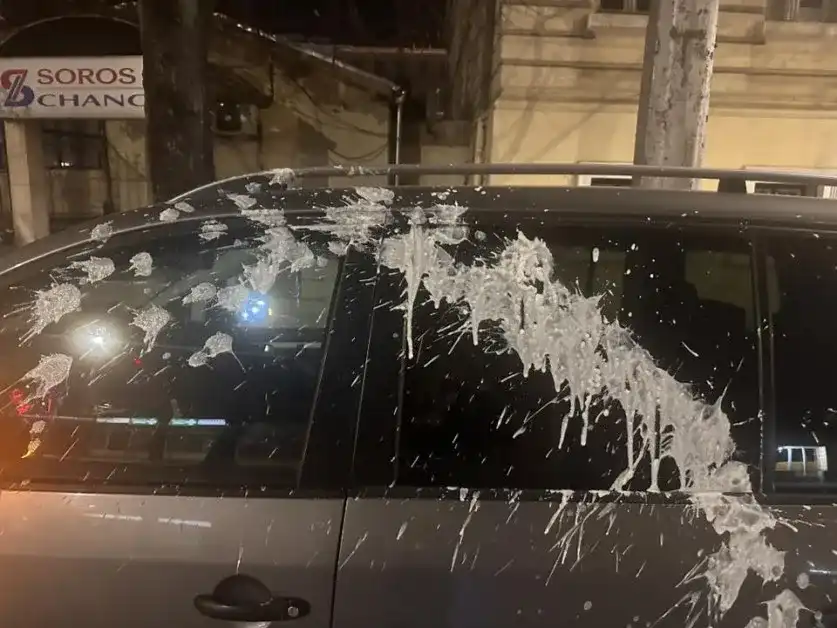 Столични пикли поляха човек с кисело мляко, посегнаха и на автомобил Видео