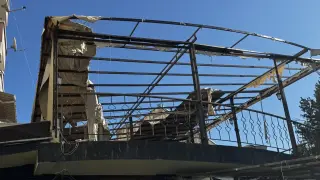 Всички в Бургас се чудят на това "творение": Кога ще бъде премахнато Снимки