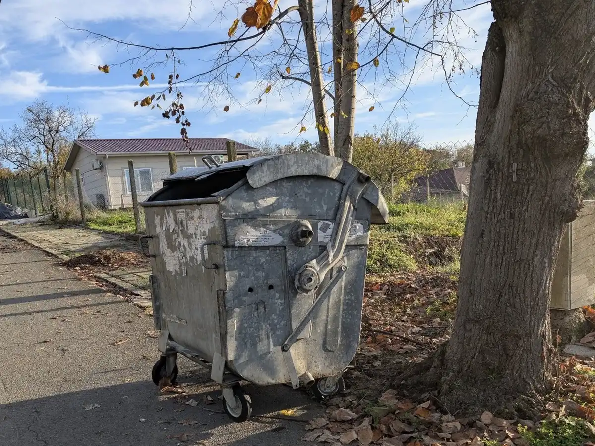 Смразяваща находка в Бургаско: Откриха труп в контейнер Снимки 18+