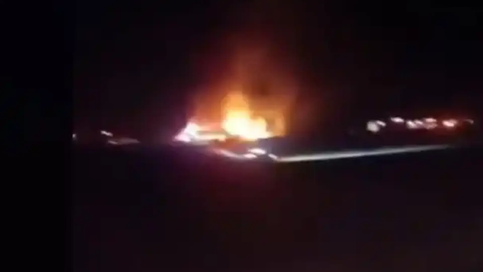 Най-малко 45 загинали, след като автобус се удари в цистерна, пътниците - заклещени вътре Видео